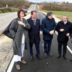 José Luis Sanz Merino visita junto a Borja Suárez la localidad burgalesa de Cardeñajimeno para informar sobre las actuaciones de la Junta en materia de carreteras en la provincia de Burgos