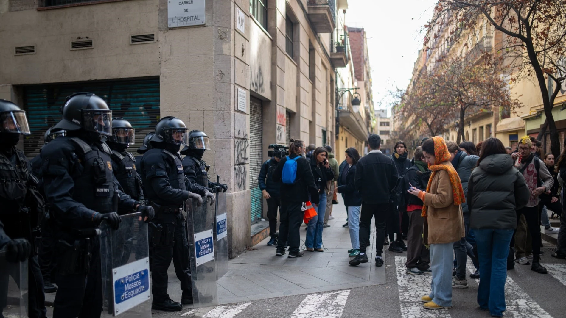Los Mossos d'Esquadra cortan el paso en la calle Hospital de Barcelona por el desalojo de la Antiga Massana, que ha acabado con 5 detenidos y 19 mossos heridos leves. LORENA SOPENA-EUROPA PRESS 28/01/2025