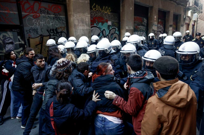 La Guardia Urbana de Barcelona inicia el desalojo de la Antiga Escola Massana