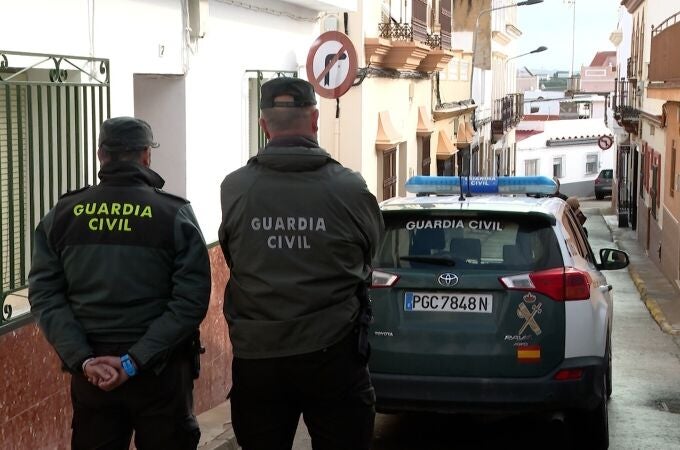 Una patrulla de la Guardia Civil vigila las inmediaciones de la vivienda de la víctima