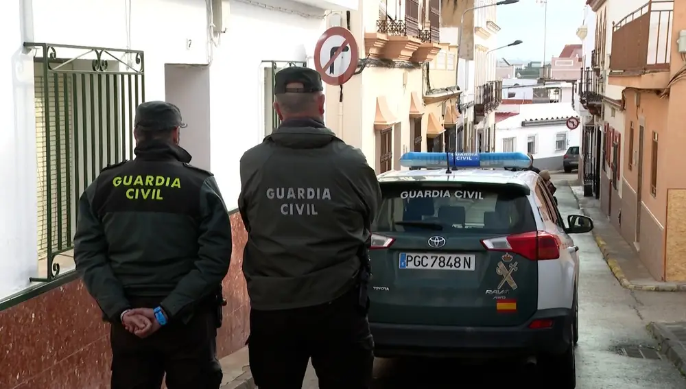 Una patrulla de la Guardia Civil vigila las inmediaciones de la vivienda de la víctima