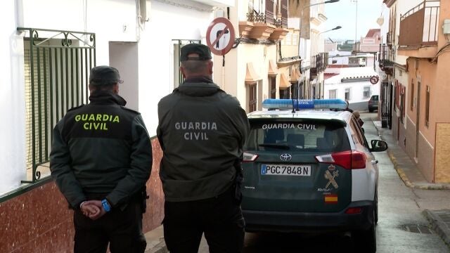 Una patrulla de la Guardia Civil vigila las inmediaciones de la vivienda de la víctima