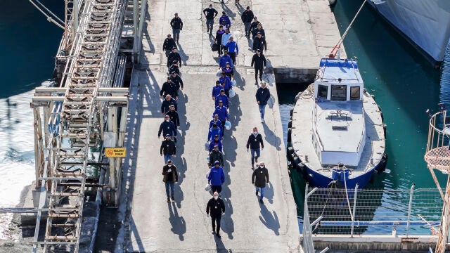 Un barco italiano traslada al puerto albanés de Shengjin a 43 inmigrantes