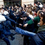 La Guardia Urbana de Barcelona inicia el desalojo de la Antiga Escola Massana