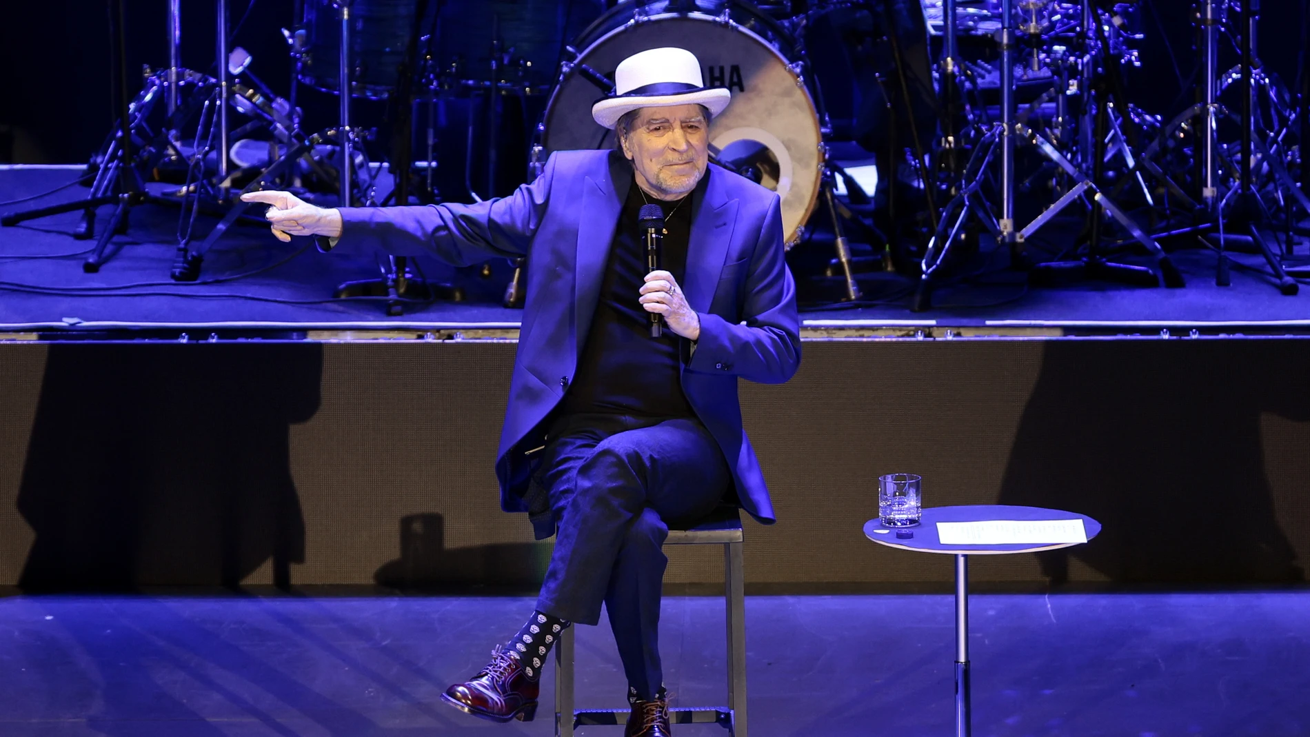 -FOTODELDIA- MEX1052. CIUDAD DE MÉXICO (MÉXICO), 27/01/2025.- El cantante español Joaquín Sabina canta durante su presentación en la gira ‘Hola y Adiós’ en el Auditorio Nacional este lunes, en la Ciudad de México (México). EFE/José Méndez