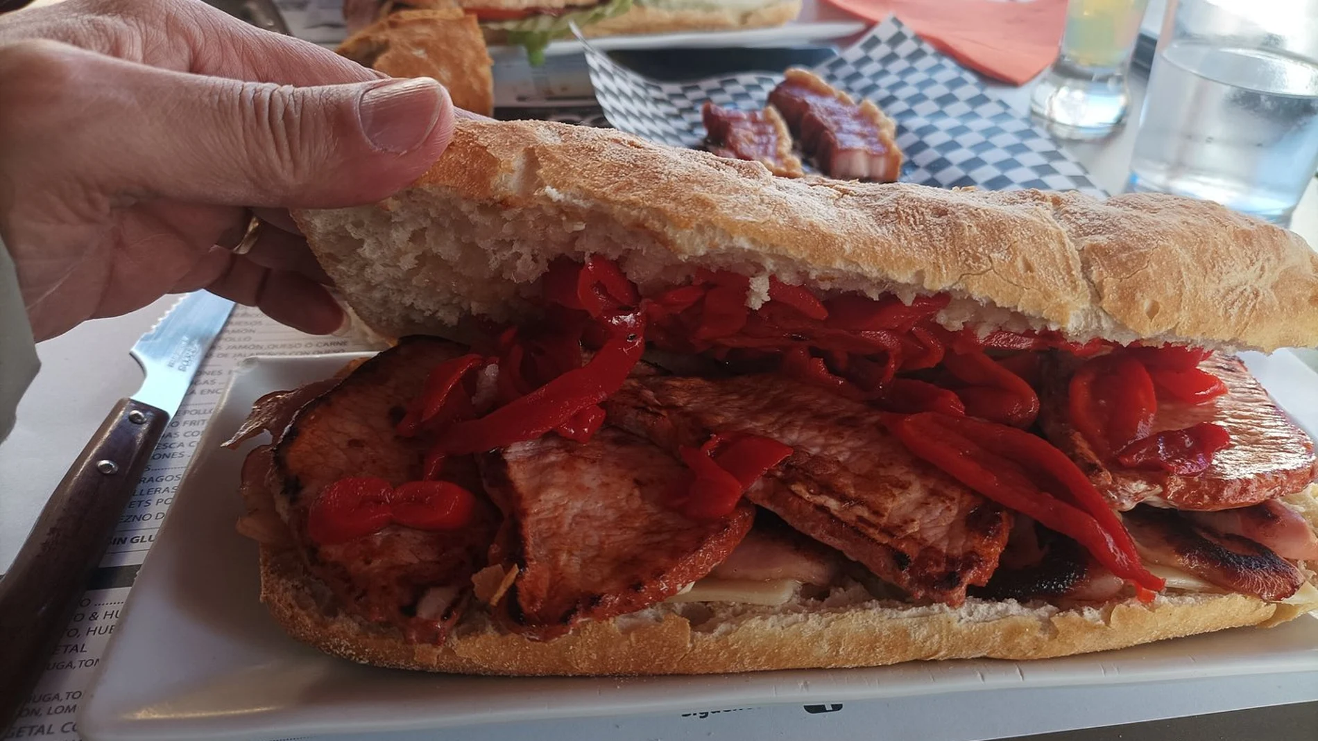 Los bocadillos XXL a 5,5 euros que arrasan en un bar de Cantabria
