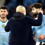 Guardiola celebra con Gvardiol la clasificación del City