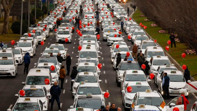 Los taxistas se concentran en Madrid para pedir límites a las subidas de los seguros