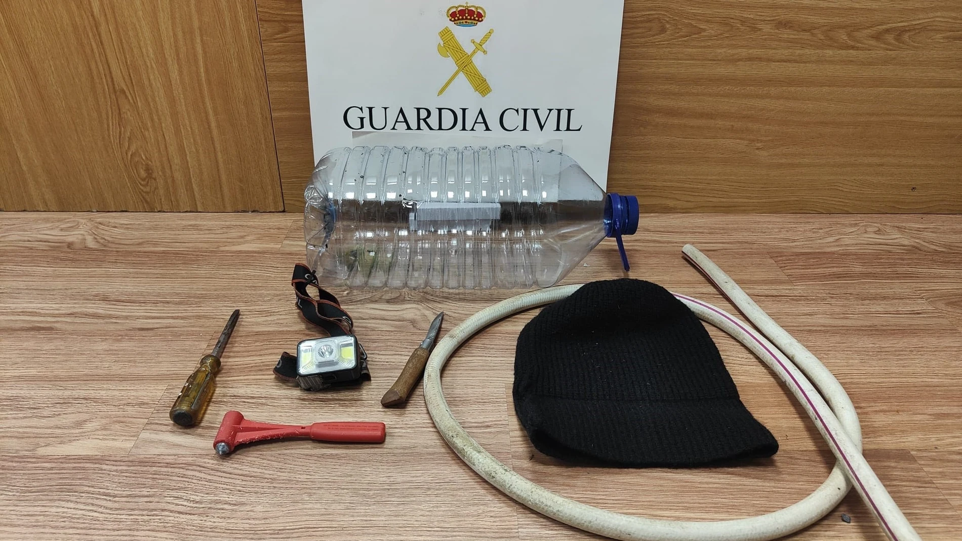 Efectos intervenidos a un detenido en Melide (A Coruña) al que le atribuyen 37 robos cometidos en varios municipios. REMITIDA / HANDOUT por Guardia Civil Fotografía remitida a medios de comunicación exclusivamente para ilustrar la noticia a la que hace referencia la imagen, y citando la procedencia de la imagen en la firma 29/01/2025