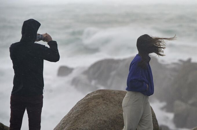 La borrasca 'Ivo' tiene en alerta a Galicia con fuertes vientos y y olas de siete metros. 