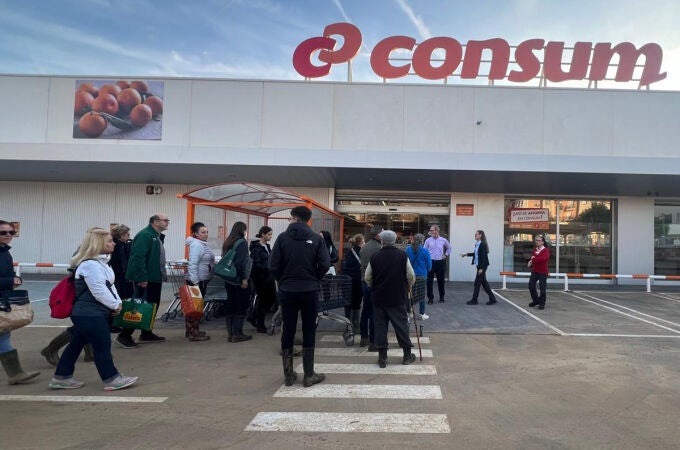 Consum tiene en servicio 57 de las 69 tiendas de su red que fueron afectadas por el paso de la dana