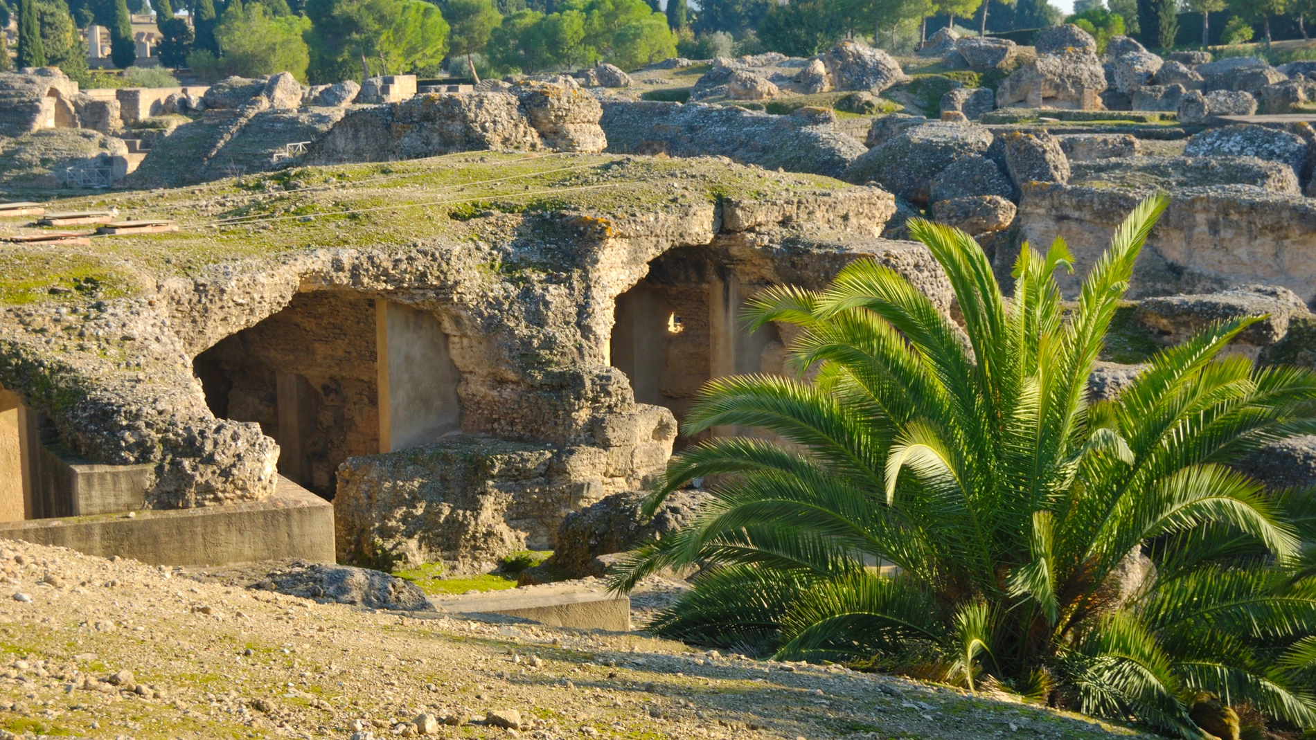 Hispania fue un territorio importante en la época del Imperio Romano, por ello España conserva el legado que dejaron los romanos en anfiteatros, puentes o monumentos, así como antiguos pueblos y ciudades durante su presencia de casi siete siglos