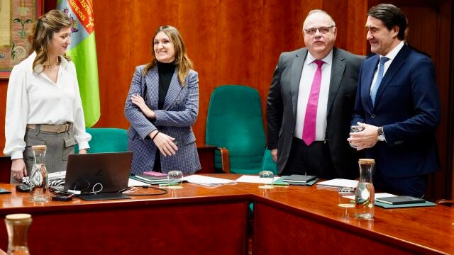 Rocío Lucas junto a Alejandro Vázquez, Juan Carlos Suárez-Quiñones y la rectora Nuria González