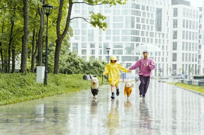 Pareja corriendo bajo la lluvia