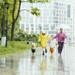 Pareja corriendo bajo la lluvia