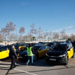 Miles de taxis salen en marcha lenta del aeropuerto dispuestos a colapsar Barcelona