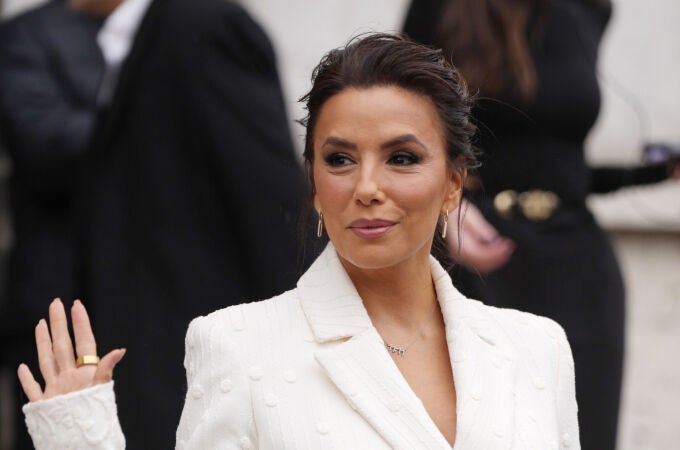 El traje blano de Eva Longoria en París.