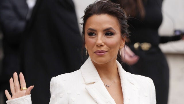 El traje blano de Eva Longoria en París.