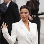 El traje blano de Eva Longoria en París.