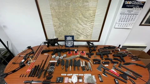 Un hombre drogado se delata ante la Policía que encuentra un arsenal