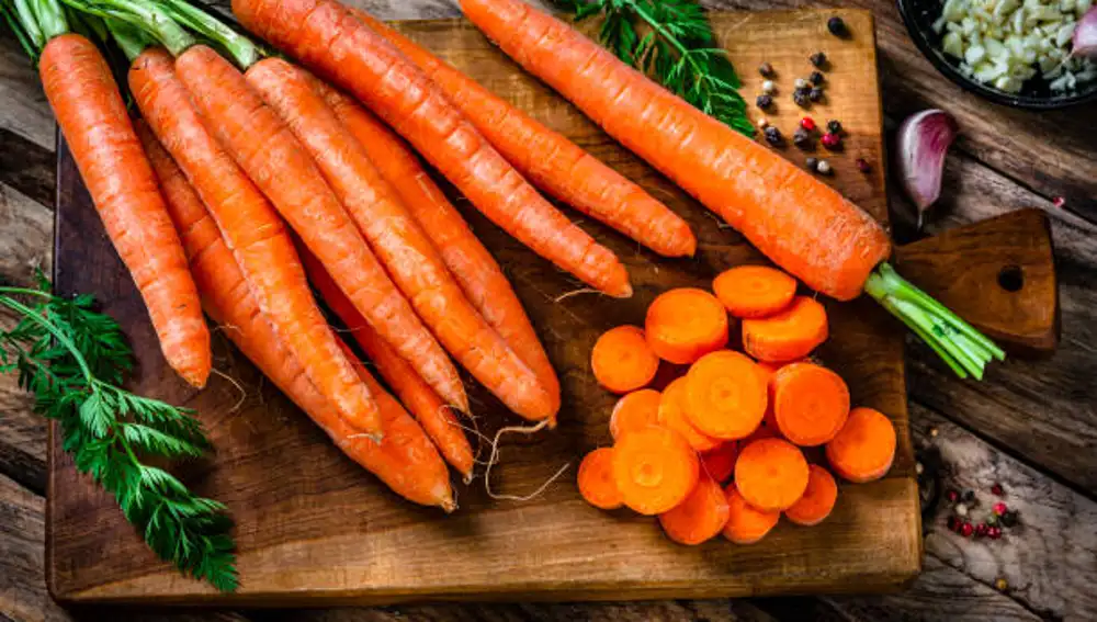No tires la piel de la zanahoria: beneficios y usos prácticos