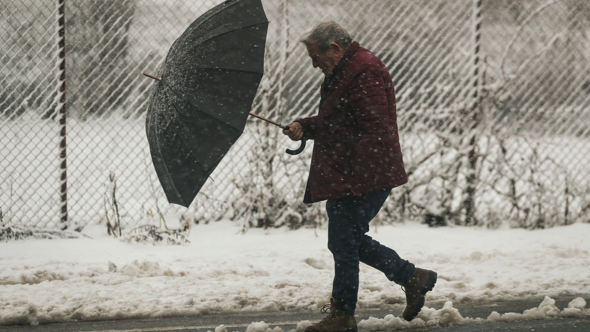 Un hombre se protege de la nieve en Pedrafita do Cebreiro