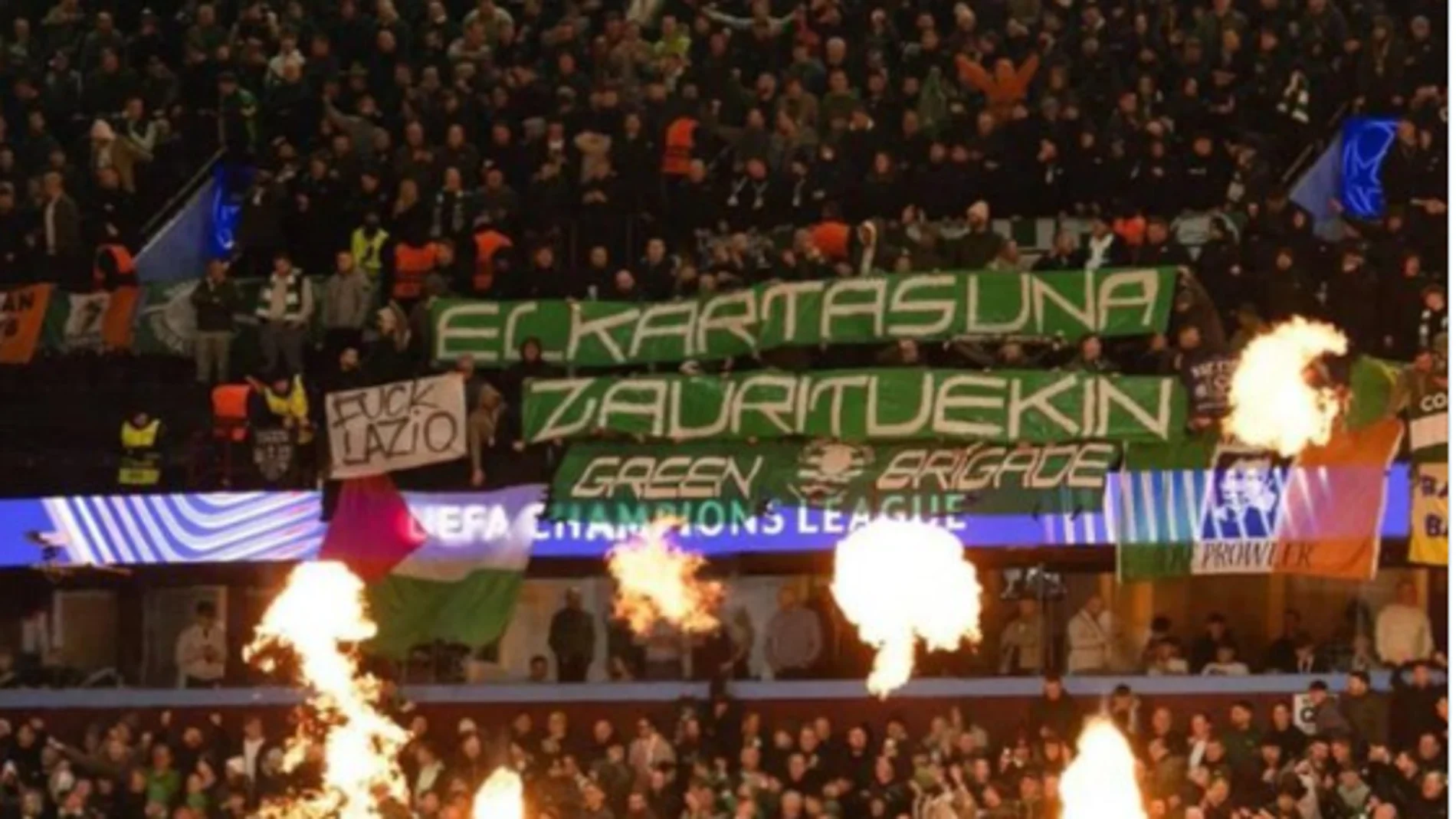 Pancarta de los hinchas del Celtic durante el encuentro con el Aston Vila