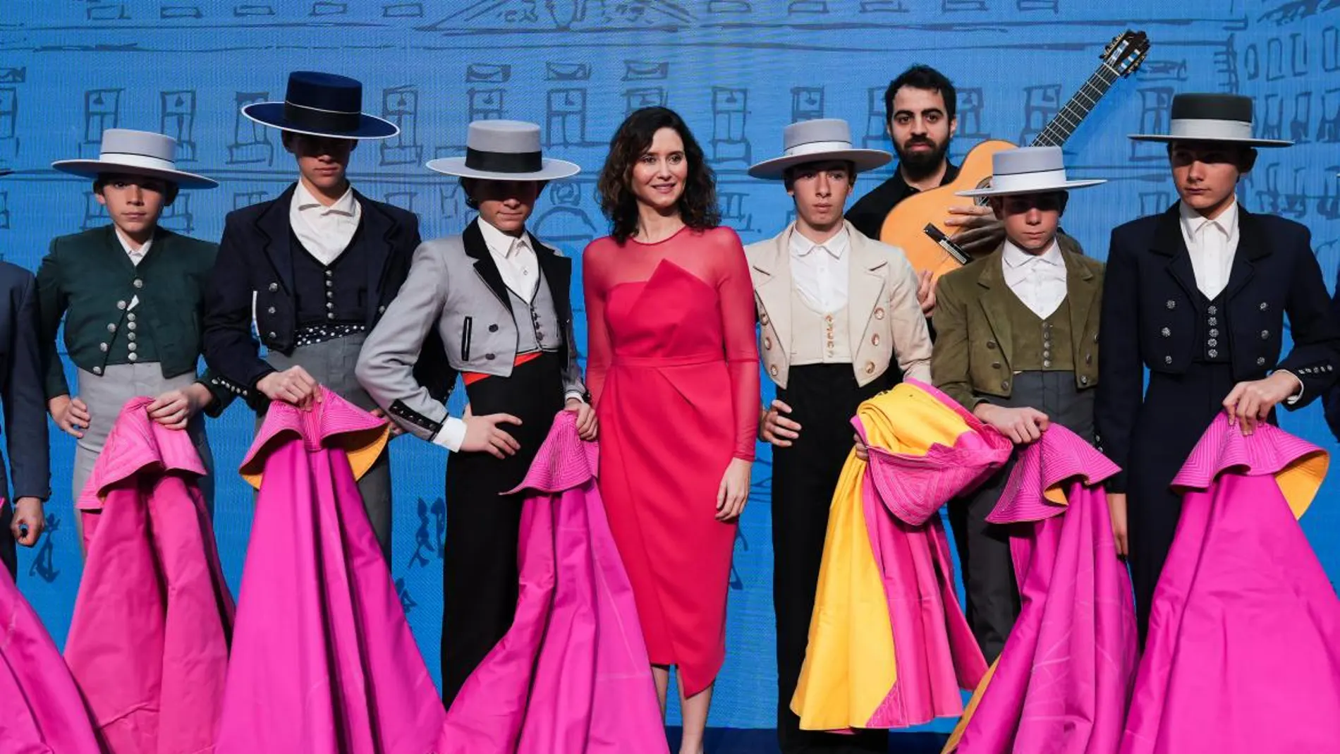 Isabel Díaz Ayuso con vestido fucsia.