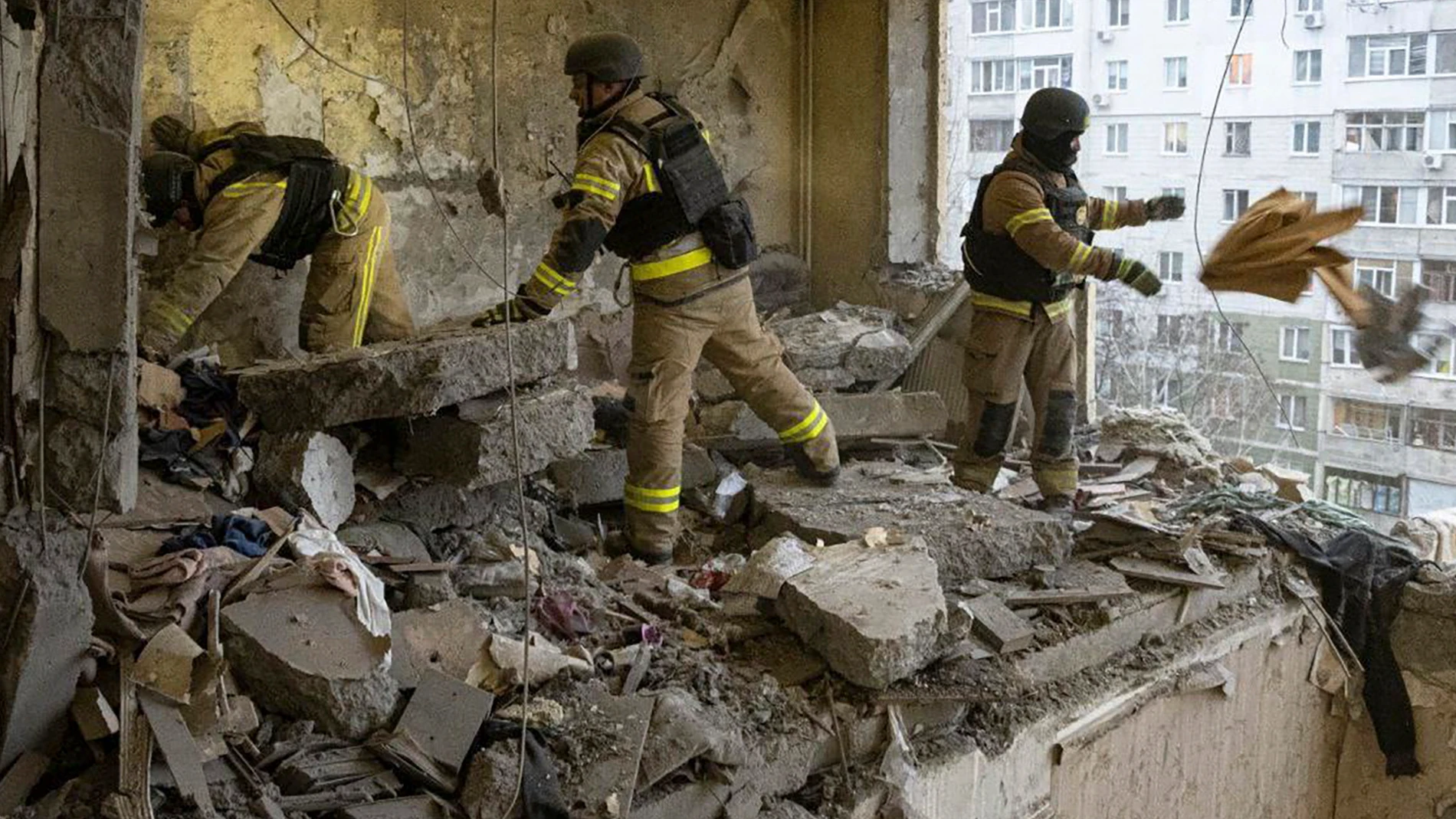 Sumy (Ukraine), 30/01/2025.- A handout photo released by the press service of the State Emergency Service (SES) of Ukraine shows Ukrainian rescuers working at the site of a damaged residential building after shelling in Sumy, northeastern Ukraine, 30 January 2025, amid the Russian invasion. At least four people were killed and nine others injured in a Russian drone attack in Sumy overnight, according to the State Emergency Service of Ukraine. (Rusia, Ucrania) EFE/EPA/STATE EMERGENCY SERVICE O...