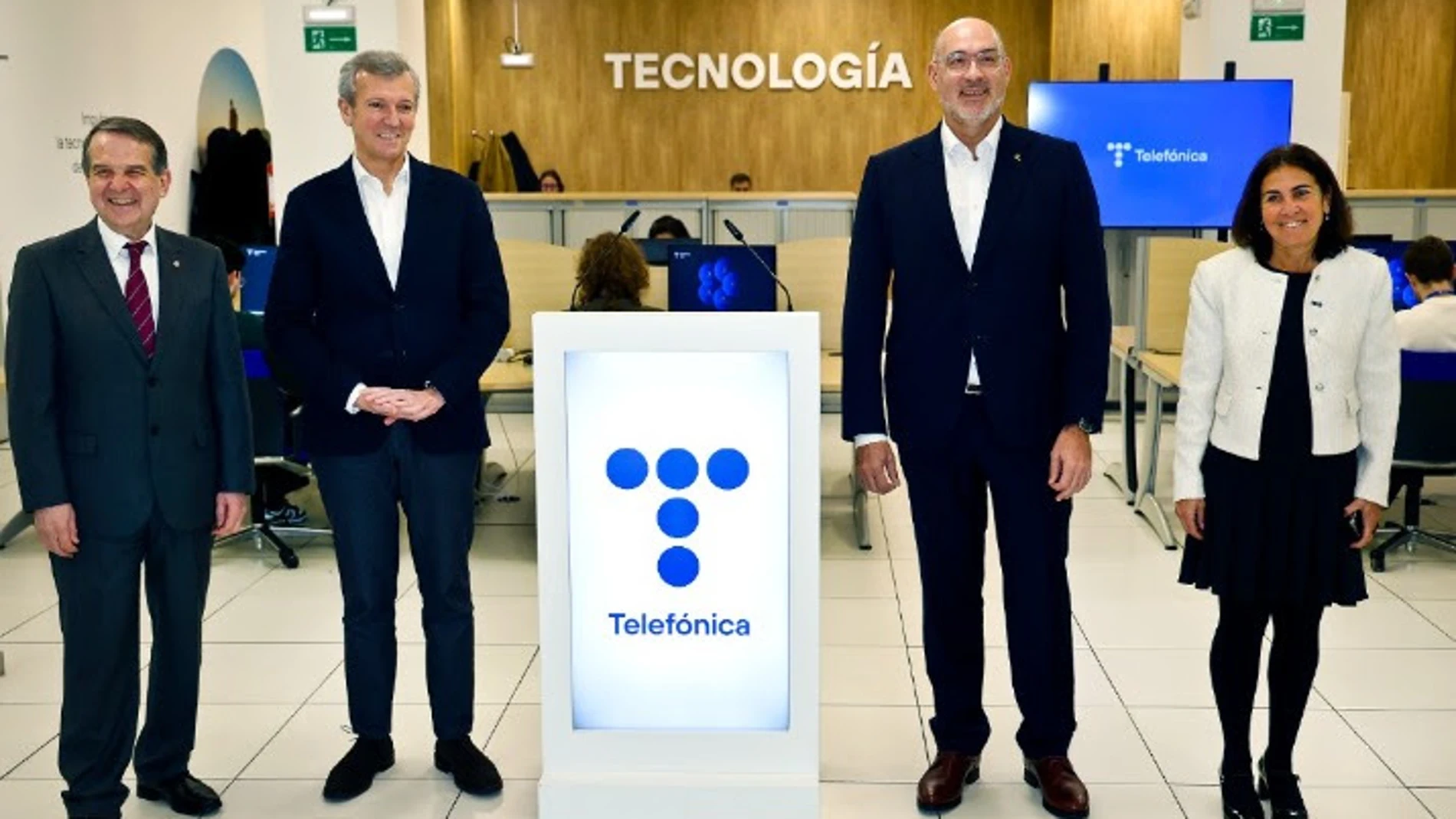 De izq. dcha., el alcalde de Vigo, Abel Caballero, el presidente de la Xunta, Alfonso Rueda, el presidente de Telefónica España, Emilio Gayo, y la COO de Telefónica Tech, María Jesús Almazor.