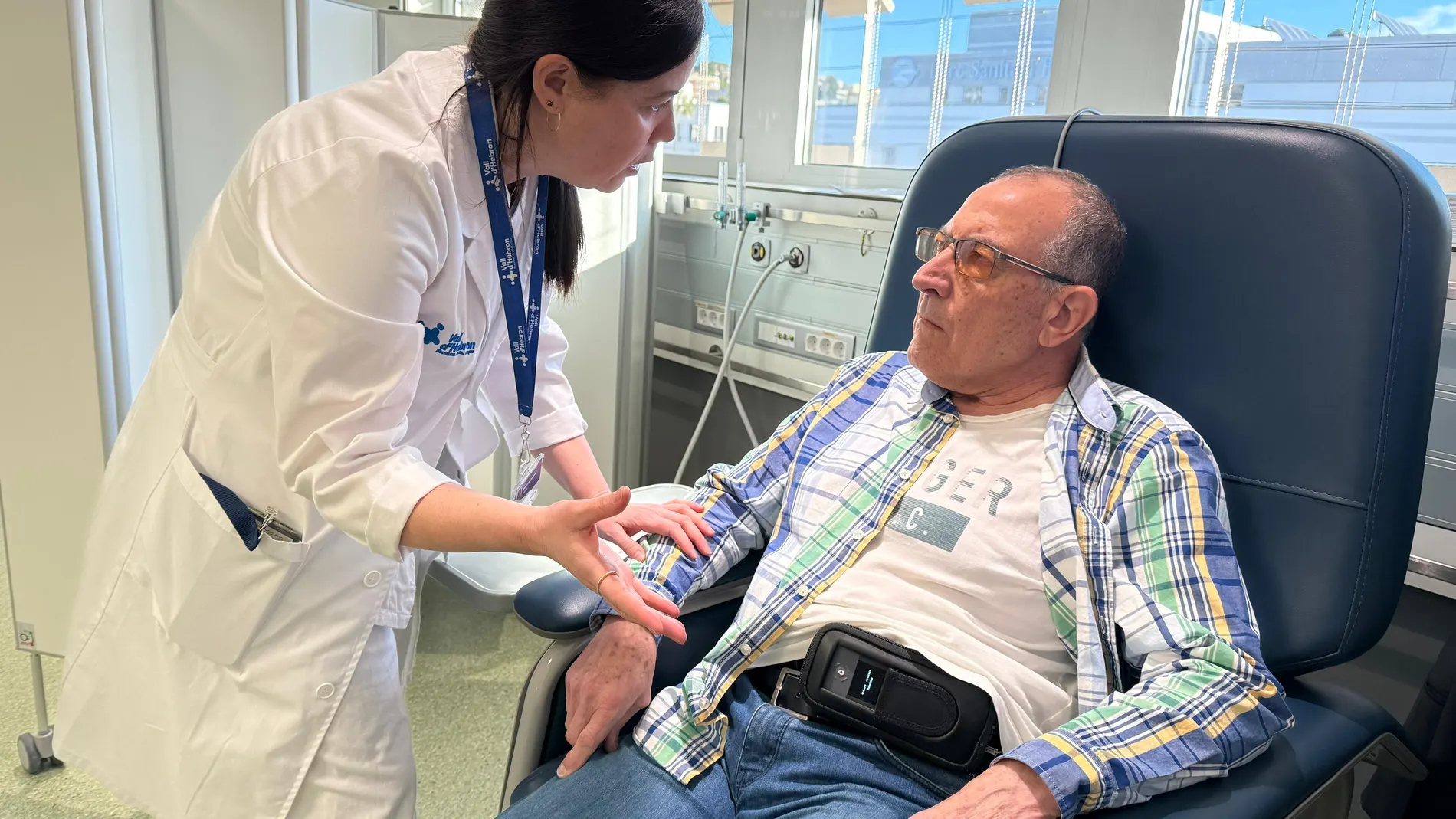 La enfermera Sara Belmonte conversa con Julio, un paciente con Parkinson, durante su visita al Hospital del Día para ajustar la bomba de medicación