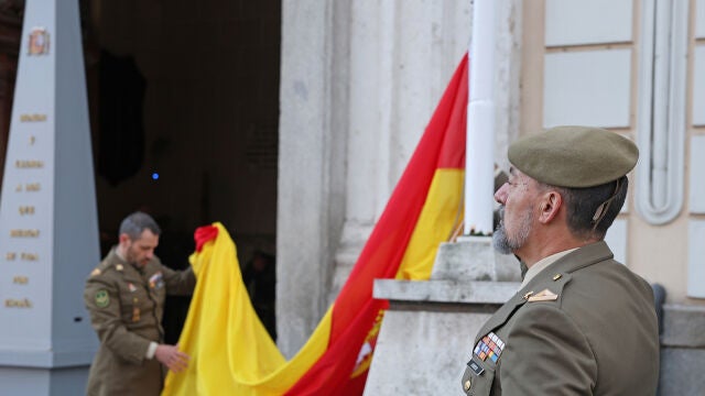 Emotivo Arriado de Bandera en Valladolid honor al empleo de Cabo Mayor en las Fuerzas Armadas