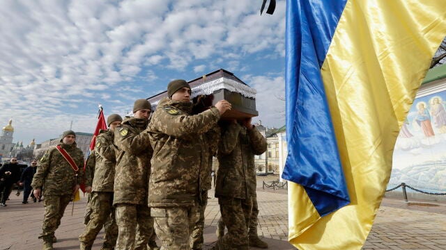 Entierro en Kyiv de un voluntario polaco caído en el frente de batalla ucraniano