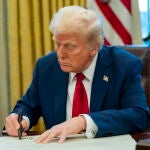 President Trump signs two executive orders after Reagan Airport crash