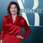 Ana Rosa con look rojo satinado.