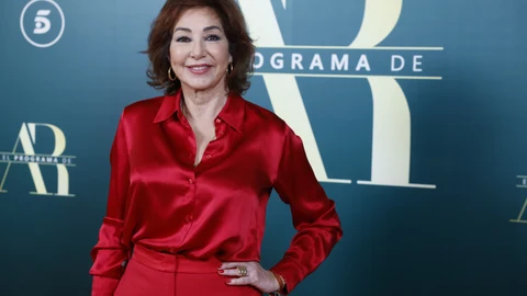 Ana Rosa con look rojo satinado.
