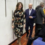 La rectora de la ULE, Nuria González, llega a la jornada junto a José Luis Díaz Villarig, presidente del Colegio Oficial de Médicos de Castilla y león