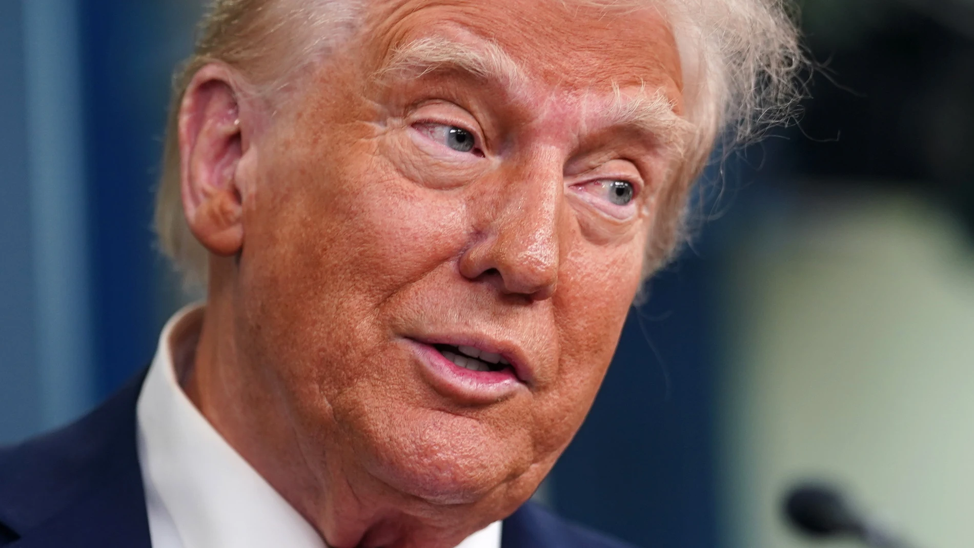 -FOTODELDÍA- WASHINGTON, 30/01/2025.- El presidente de Estados Unidos, Donald Trump, durante una rueda de prensa para hablar del reciente accidente aéreo en Washington, este jueves en la Casa Blanca. Trump criticó al piloto del helicóptero militar que colisionó anoche con un avión comercial y atribuyó la culpa del siniestro a los controladores aéreos y a las políticas de diversidad promovidas por los Gobiernos de Barack Obama (2009-2017) y Joe Biden (2021-2025). EFE/WILL OLIVER