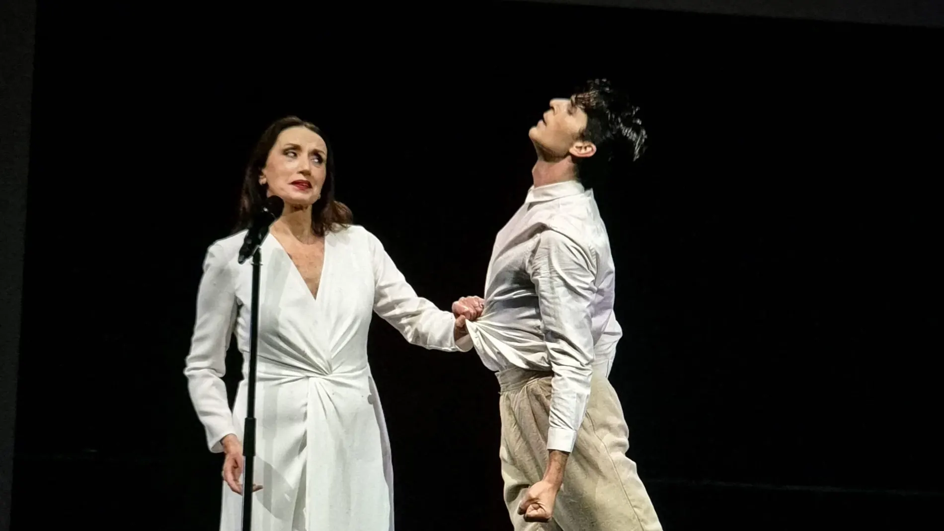 Luz Casal cantando "Piensa en mí" compartiendo escenario con Sergio Bernal