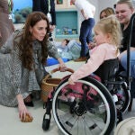 Kate Middleton reaparece para visitar un hospital infantil 