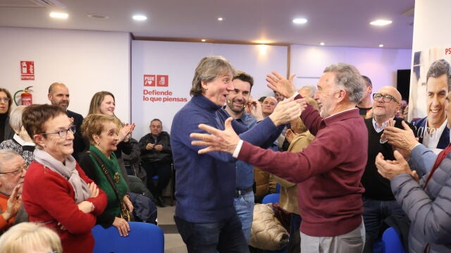 Carlos Martínez saluda a Miguel Alejo durante el encuentro con militantes en Zamora