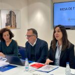 Blanca Jiménes preside la Mesa del Turismo junto a Mercedes Cantalapiedra y Juan Manuel Guimeráns