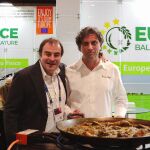 Vicente Rioja muestra la paella que hizo en Madrid Fusión