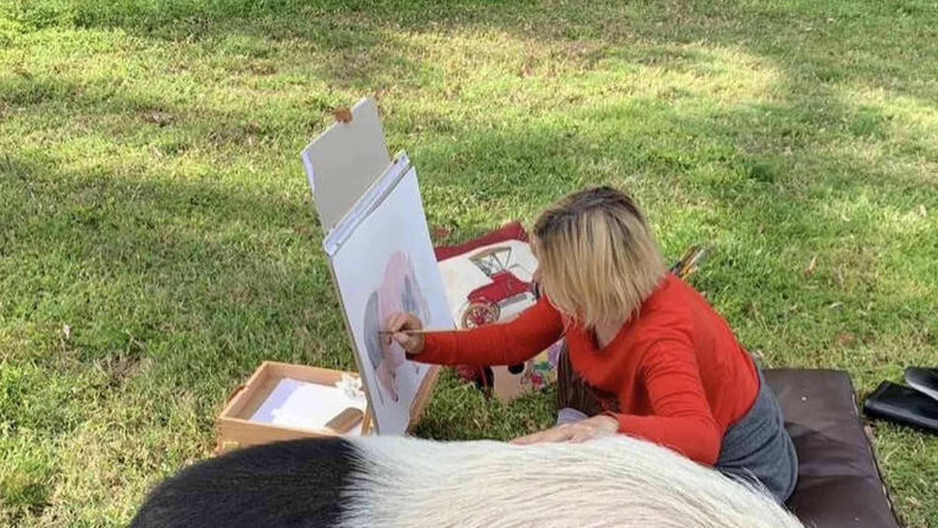 Eugenia Martínez de Irujo con uno de sus cerdos