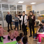 Rocío Lucas visita un colegio infantil en Soria