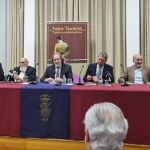 Paco Delgado, en el centro, junto a Paco Picó y Vicente Barrera durante la presentación del libro