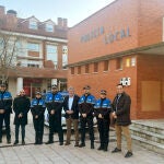 El alcalde de la localidad con los nuevos agentes
