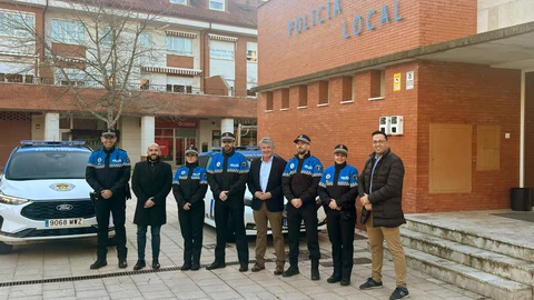 El alcalde de la localidad con los nuevos agentes