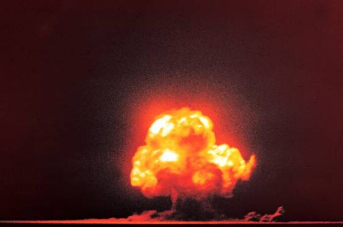 Explosión nuclear de la prueba Trinity como parte del proyecto Manhattan, la primera de la historia.. 