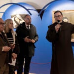 Santonja visita la exposición en Alba de Tormes 